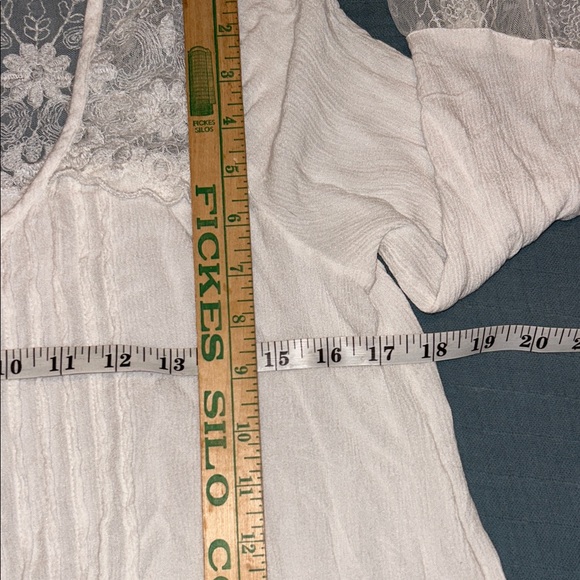 American Eagle Womens Cream Lace Blouse Bell Sleeves Lace Cuffs Boho Fairy Femme - Picture 12 of 16